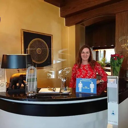 Отель Hotel Wuerttemberger Hof Garni Роттенбург